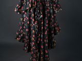 une robe à fleurs noire et rose sur un mannequin