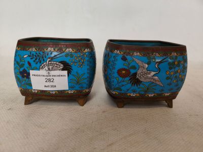 JAPON : paire de coupes en émaux cloisonnés sur fond bleu à …