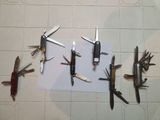a lot of different types of knives on the table