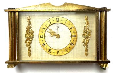 une horloge en or avec des chiffres romains
