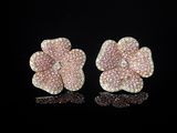 une paire de boucles d'oreilles en forme de fleur, ornées de diamants roses et blancs