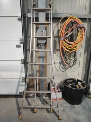 une échelle appuyée contre un mur dans un garage