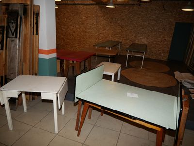 Huit tables divers modèles, en l'état