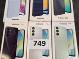 quatre cartons de Samsung Galaxy A40, un Galaxy A40, un Galaxy A40, un Galaxy A40 et un Galaxy A40