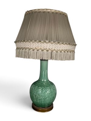 une lampe de table verte avec un abat-jour beige