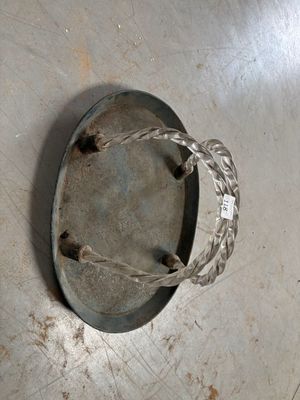 un objet métallique auquel est attachée une corde, posé sur une table