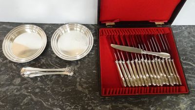 des couverts dans une boîte rouge posée sur une table