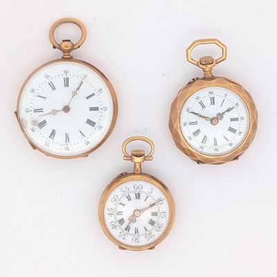deux montres de poche en or avec chiffres romains et chiffres romains