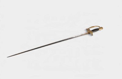 une vieille épée avec un manche en bois sur une surface blanche