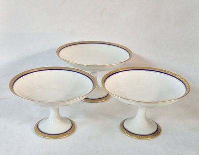 LIMOGES Trois compotiers en porcelaine blanche à liserets do…