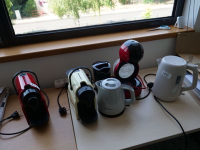 de nombreux appareils de toutes sortes posés sur une table