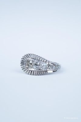 BAGUE en or blanc, 750 millièmes, figurant un "Arum", sertie de trois  - Photo 1