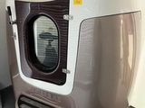 des toilettes et un lavabo dans une petite pièce