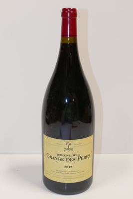 une bouteille de vin posée sur une table
