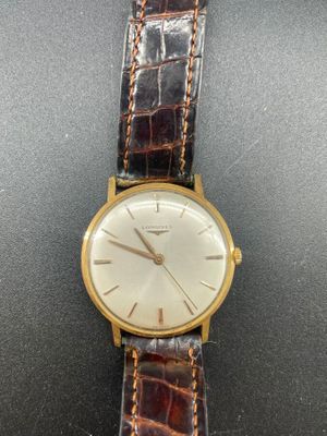 gros plan d'une montre-bracelet sur une surface noire