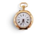 une montre de poche en or avec des chiffres romains sur le cadran