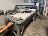 une machine posée sur une table dans une pièce