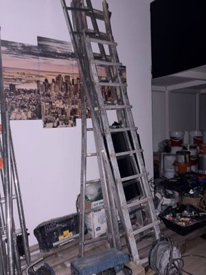 une échelle adossée au mur d'une pièce