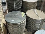 de nombreuses piles d'assiettes sur une palette dans un entrepôt