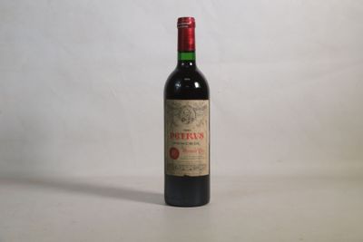 une bouteille de vin posée sur une table