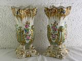 deux vases posés sur une table