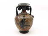 un vase avec une peinture sur une surface blanche