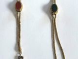 chaîne en or avec un pendentif en forme de croix orné de pierres multicolores