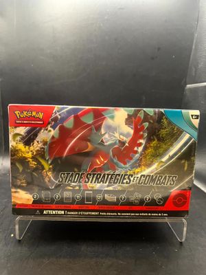un gros plan sur une boîte de cartes à collectionner Pokémon posée sur une table
