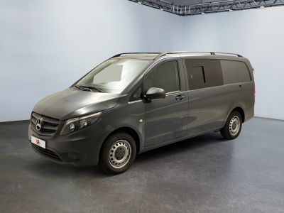 fourgon Mercedes Classe V garé dans un showroom devant un mur blanc