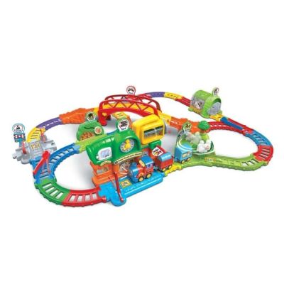 un gros plan d'un train miniature posé sur un fond blanc