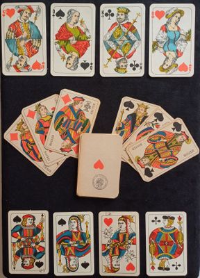 de nombreuses cartes à jouer étalées sur la table