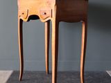 une petite table en bois surmontée d'un tiroir