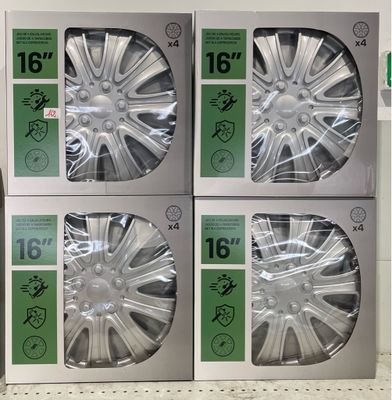 trois cartons de jantes en vente sur une étagère dans un magasin