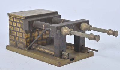 une petite machine posée sur une surface blanche