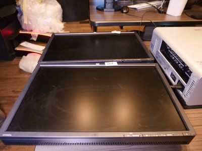 une photo d'une table sur laquelle se trouvent un ordinateur portable et une imprimante
