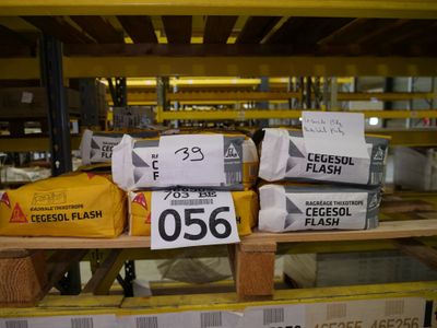 plusieurs boîtes sur une palette dans un entrepôt