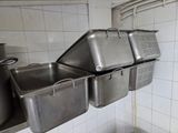 un évier équipé de trois bacs dans une cuisine