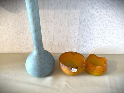 un vase bleu et deux morceaux d'orange sur la table
