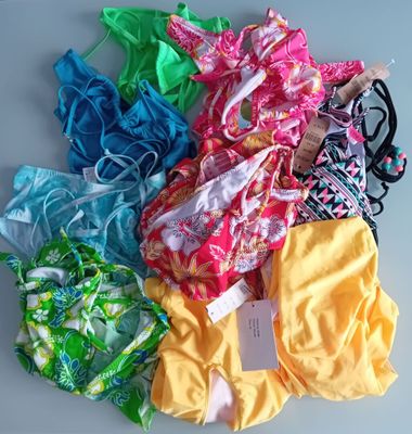 beaucoup de sous-vêtements posés sur une table, avec une étiquette de prix
