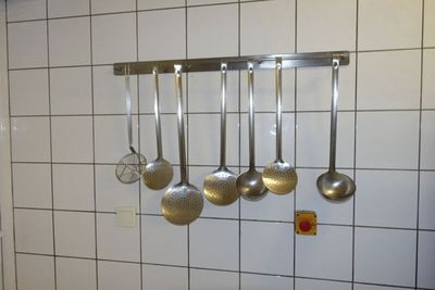 SUR DESIGNATION : Une batterie de cuisine avec marmites, cas…