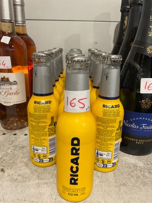 Plusieurs bouteilles d'alcool sont alignées sur un comptoir