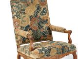 une image d'une chaise avec un dossier rembourré à motifs floraux