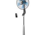 un ventilateur sur pied en métal avec télécommande, sur fond blanc