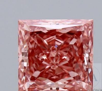 un diamant rose taillé en carré sur un fond gris