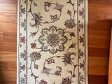 un tapis posé par terre dans un coin de la pièce