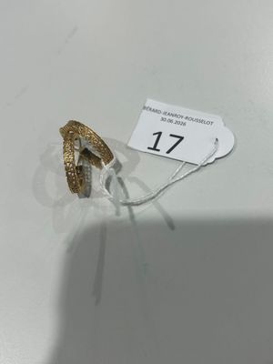 gros plan d'une bague sur une table avec une étiquette de prix