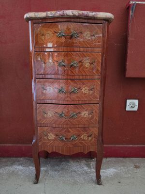 une vieille commode en bois avec un plateau en marbre
