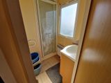 vue d'une salle de bains avec une douche et un lavabo