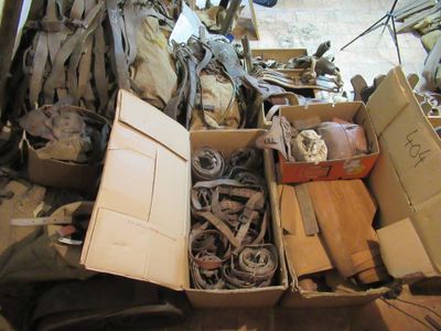 de nombreux cartons d'objets hétéroclites posés sur le sol