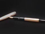 une image représentant un stylo et un rasoir sur fond noir